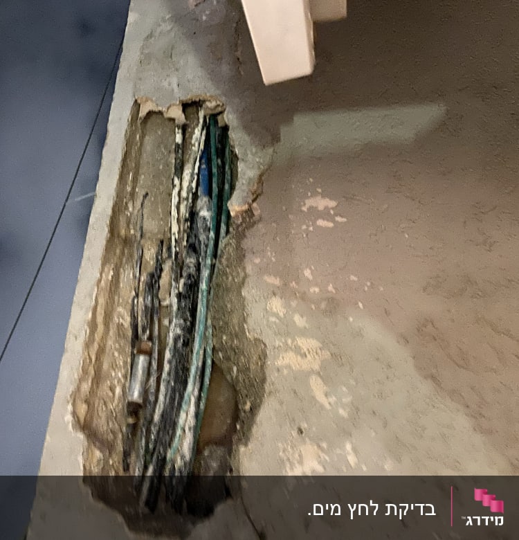 צינורות חשופים בקיר עם חיבורים שונים